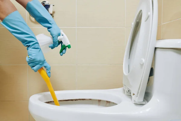 Pessoa Luvas Borracha Azul Limpando Banheiro Com Escova Desinfectando Spray — Fotografia de Stock