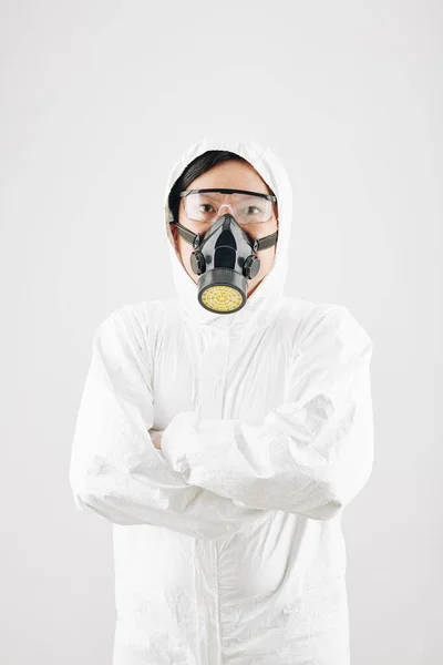 Retrato Homem Vestindo Roupas Protetoras Máscara Gás Com Braços Cruzados — Fotografia de Stock