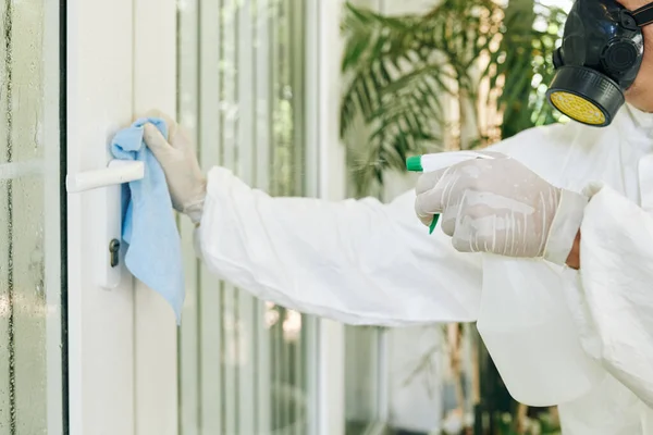 Schoonmaakpersoneel Sproeien Desinfecterend Wasmiddel Deurkruk — Stockfoto