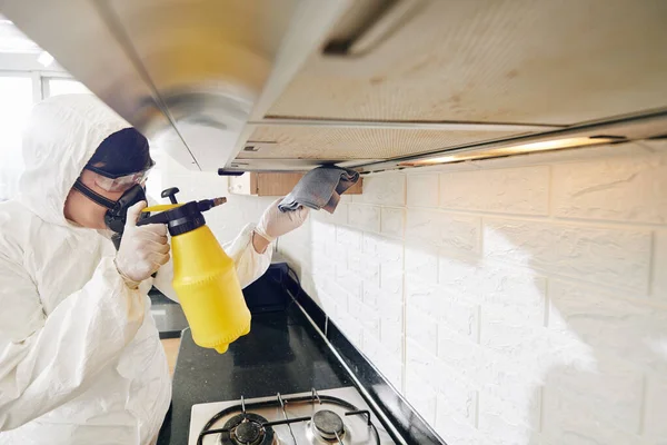 客户厨房油膜滤清器上的清洁服务人员喷洒洗涤剂 — 图库照片
