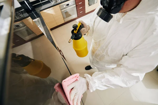 코로나 바이러스 감염으로 슈트를 세탁하고 소독하는 전문가 — 스톡 사진