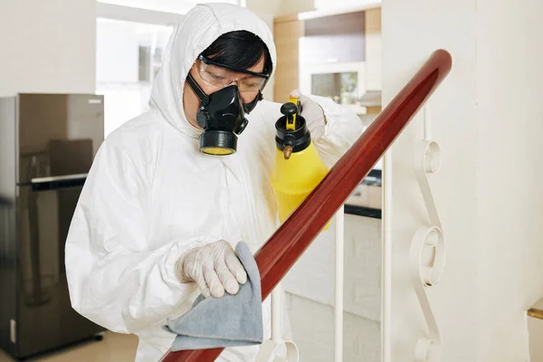 危险垫专业人员用清洁剂擦拭楼梯栏杆杀死病原 特别是结肠病毒 — 图库照片