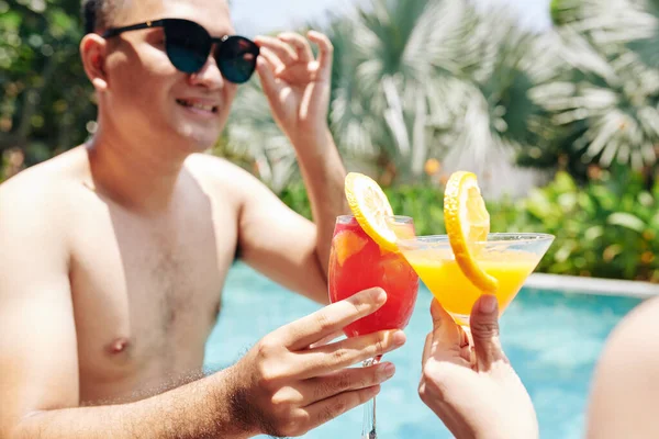 Joven Sonriente Poniéndose Gafas Sol Cuando Bebe Refrescante Cóctel Frutas —  Fotos de Stock