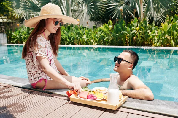 Alegre Joven Pareja Vietnamita Pasar Soleado Día Verano Piscina Comer — Foto de Stock