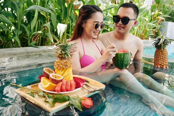 Feliz Pareja Joven Bebiendo Cócteles Sandía Pequeña Piña Comiendo Frutas — Foto de Stock