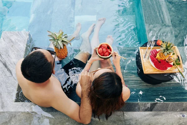 Pareja Joven Relajándose Piscina Del Balneario Disfrutando Delicioso Desayuno — Foto de Stock