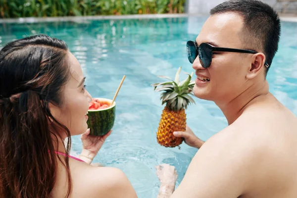 Feliz Jovem Namorado Asiático Namorada Desfrutando Coquetéis Frutas Olhando Uns — Fotografia de Stock