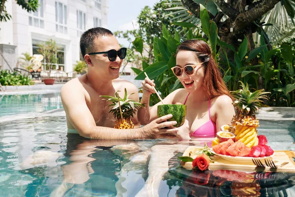 Feliz Jovem Casal Vietnamita Comendo Frutas Doces Deliciosas Para Café — Fotografia de Stock