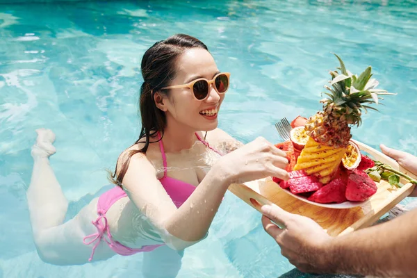 Camarero Trayendo Bandeja Con Frutas Frescas Sonriente Joven Nadando Piscina — Foto de Stock