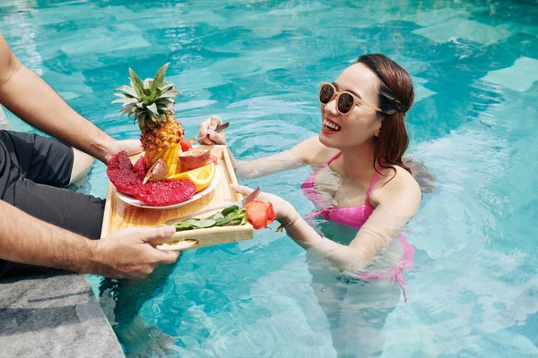 Feliz Joven Bonita Piscina Tomando Pedazo Fruta Bandeja Con Desayuno — Foto de Stock