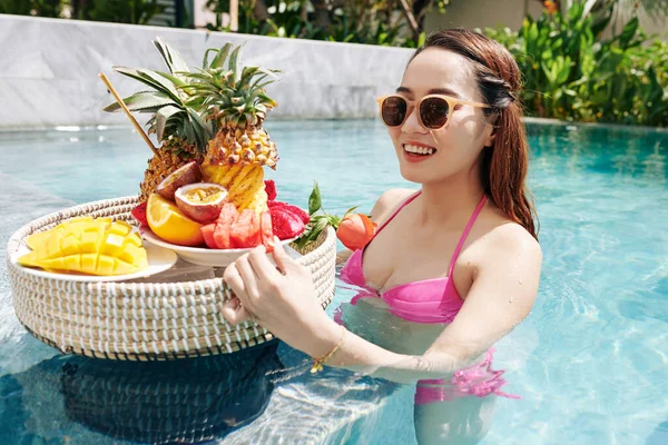 Sonriendo Bastante Joven Vietnamita Mujer Tomando Fruta Bandeja Mimbre Nadar — Foto de Stock