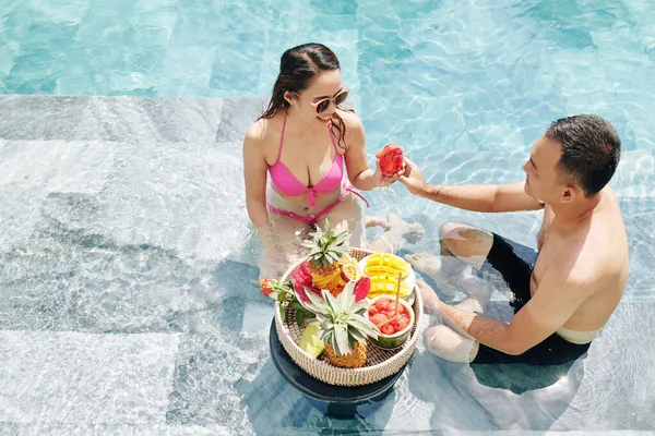 Jovem Casal Feliz Passar Tempo Piscina Comer Deliciosas Frutas Maduras — Fotografia de Stock