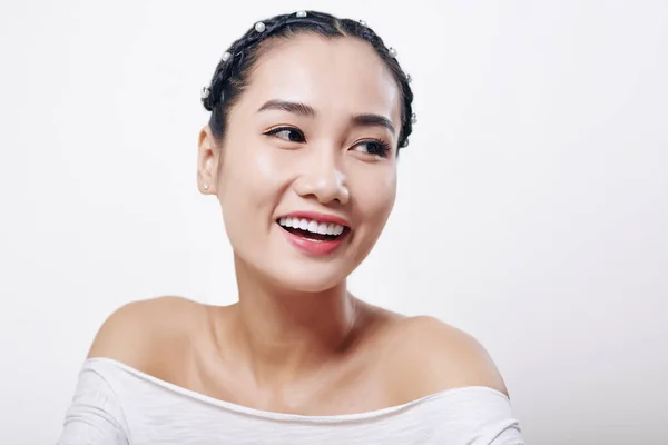 Portret Młodej Szczęśliwej Wietnamki Pięknym Zębem Uśmiechniętym Odwracając Wzrok — Zdjęcie stockowe