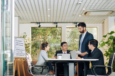 Yeni kalkınma ve kriz önleme stratejisi üzerinde çalışan iş ekibi