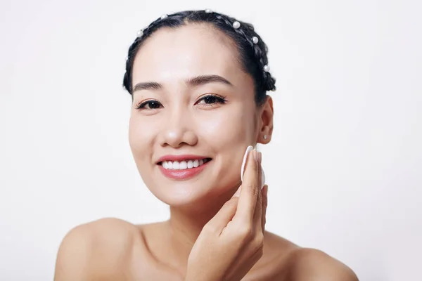 Retrato Una Joven Mujer Asiática Bonita Quitándose Maquillaje Con Agua —  Fotos de Stock