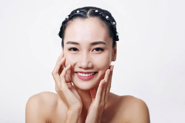 Retrato Mujer Asiática Joven Atractiva Tocando Piel Tierna Impecable Mirando —  Fotos de Stock