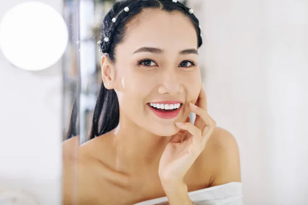 Atraktivní Mladá Vietnamská Žena Krásným Bílým Zubatým Úsměvem Sedí Své — Stock fotografie