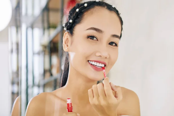 Mooie Jonge Vietnamese Vrouw Van Toepassing Matte Rode Vloeibare Lippenstift — Stockfoto