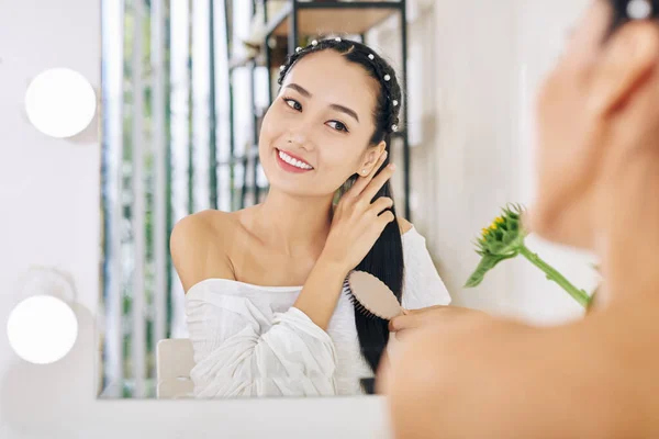 Sorrindo Encantadora Jovem Vietnamita Sentada Sua Vaidade Escovando Cabelo — Fotografia de Stock