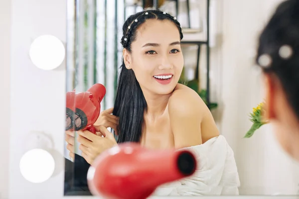 Szczęśliwa Atrakcyjna Młoda Wietnamka Susząca Włosy Przed Lustrem — Zdjęcie stockowe