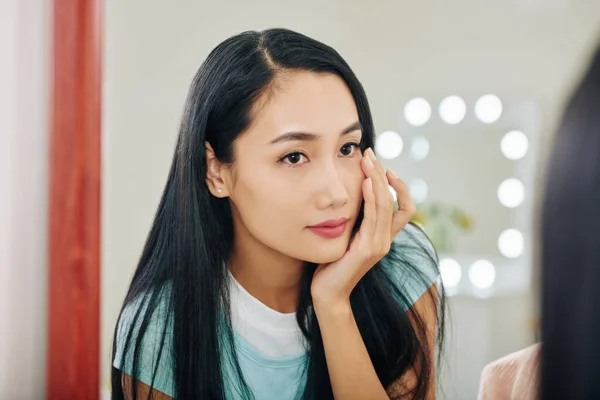 Hermosa Joven Vietnamita Aplicando Bajo Crema Para Los Ojos Para — Foto de Stock