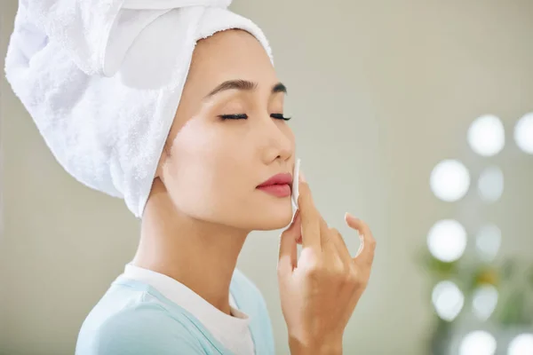 Mooie Jong Aziatisch Vrouw Sluiten Ogen Bij Vegen Lippenstift Met — Stockfoto