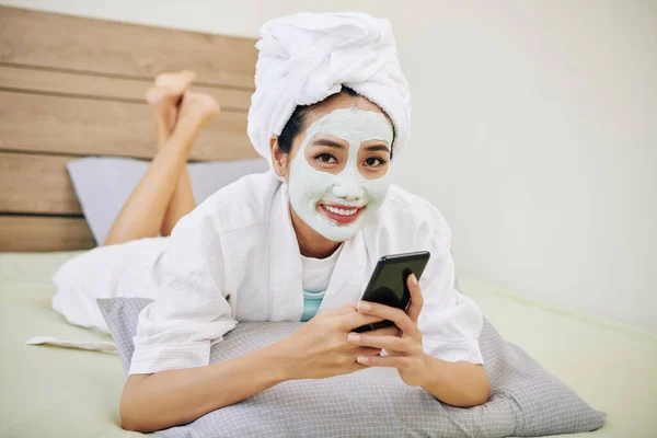 Feliz Joven Asiática Mujer Con Máscara Arcilla Cara Descansando Cama —  Fotos de Stock