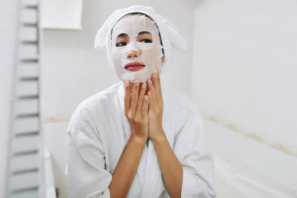 Mulher Bonita Aplicando Máscara Folha Seu Rosto Depois Tomar Banho — Fotografia de Stock