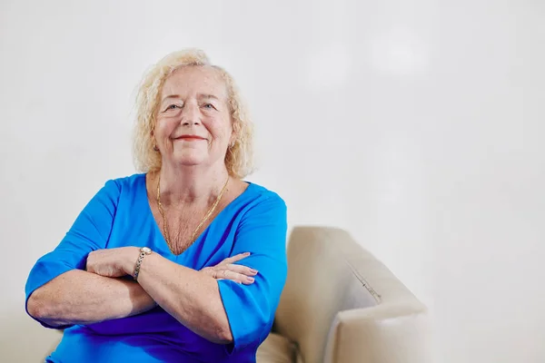 Retrato Mujer Anciana Sonriente Vestido Azul Cruzando Brazos Mirando Cámara — Foto de Stock