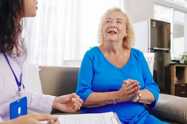 Senior Kvinna Prata Med Läkare Som Besöker Henne Hemma Och — Stockfoto