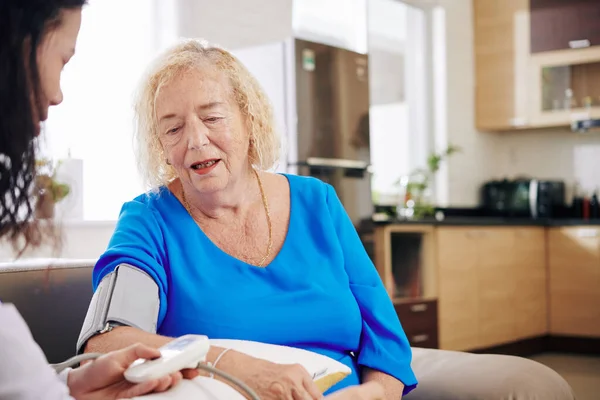 Läkare Som Använder Elektronisk Tonometer Vid Kontroll Blodtryck Hos Äldre — Stockfoto