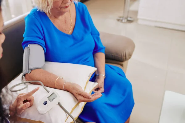 Pratisyen Hekim Yaşlı Kadını Ziyaret Edip Kan Basıncını Ölçüyor — Stok fotoğraf