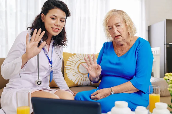 Läkare Besöker Äldre Patienter Hemmet Och Använder Telemedicin Service För — Stockfoto