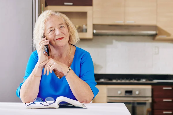 Positive Aged Woman Sitting Table Kitchen Calling Her Friends Relatives — Stock Photo, Image