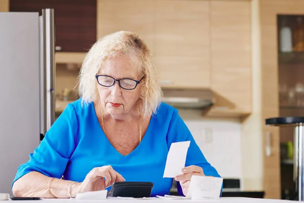 Pensive Senior Woman Glasses Checking Bills Handles Bookkeeping — ストック写真