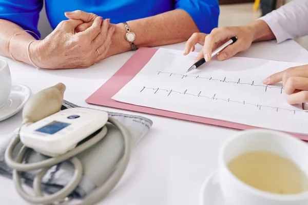 Hausärztin Spricht Mit Seniorin Und Zeigt Ihre Ergebnisse Des Kardiogramms — Stockfoto