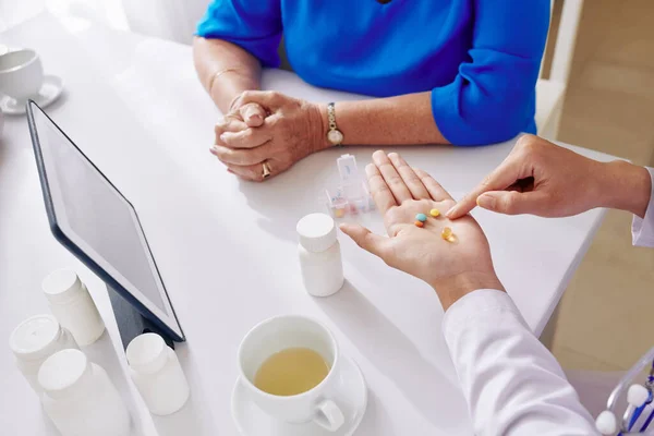 Doctor Pointing Pills Her Hand Explaining Aged Woman How Many — Stock Photo, Image