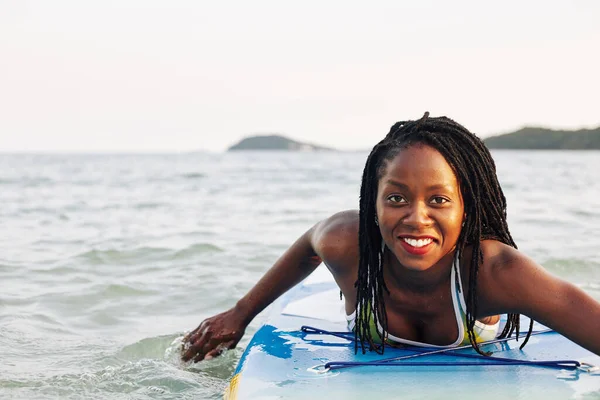 Emocionado Sonriendo Bastante Joven Mujer Negra Nadando Sup Board Mar — Foto de Stock