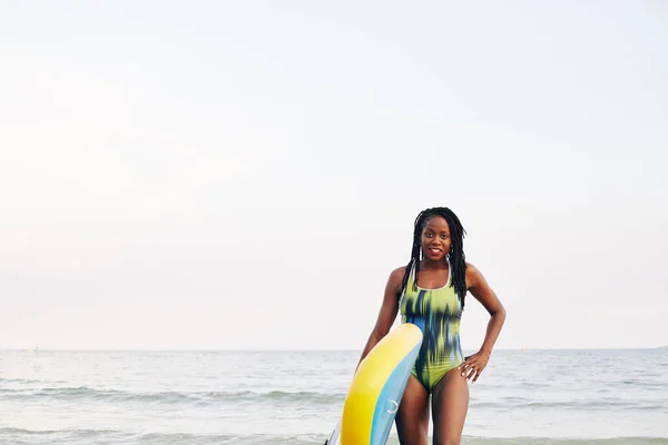 Portrait Happy Smiling Young Fit Black Woman Carrying Sup Board — Stock Photo, Image