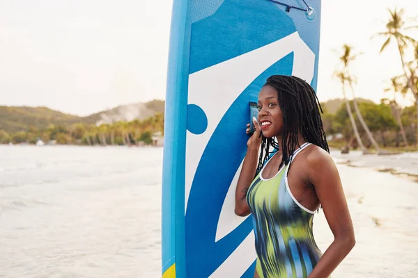 Šťastný Pěkný Mladý Černý Fit Žena Stojící Pláži Sup Board — Stock fotografie