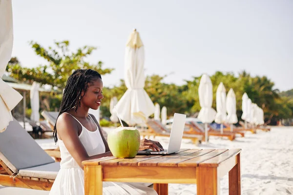 Lachende Mooie Jonge Zwarte Vrouw Zitten Aan Tafel Zandstrand Met — Stockfoto