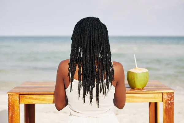 Jovem Mulher Negra Com Dreadlocks Sentado Mesa Com Água Coco — Fotografia de Stock