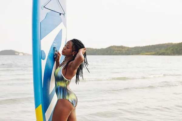 Krásná Smyslná Mladá Fit Žena Stojící Vedle Sup Board Dotýkající — Stock fotografie