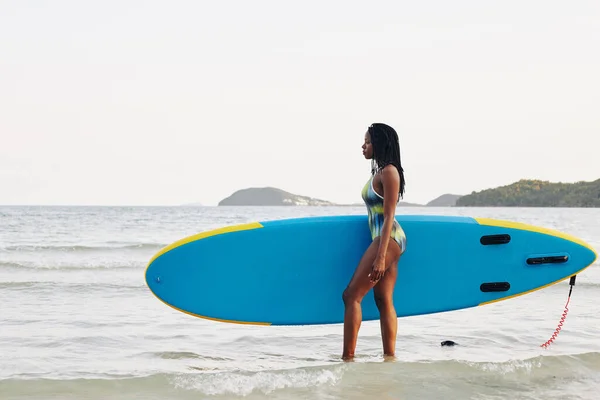 Grave Piuttosto Forma Giovane Donna Portando Sup Board Guardando Onde — Foto Stock