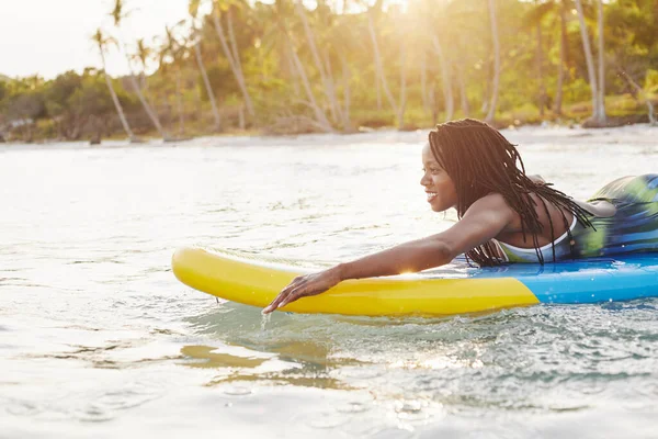 Hermosa Sonriente Joven Mujer Negra Con Rastas Nadando Sup Board — Foto de Stock