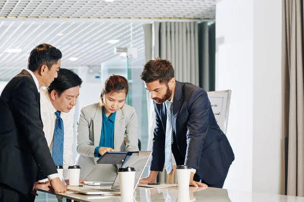 Ett Seriöst Multietniskt Affärsteam Samlades Vid Ett Kontorsbord För Att — Stockfoto