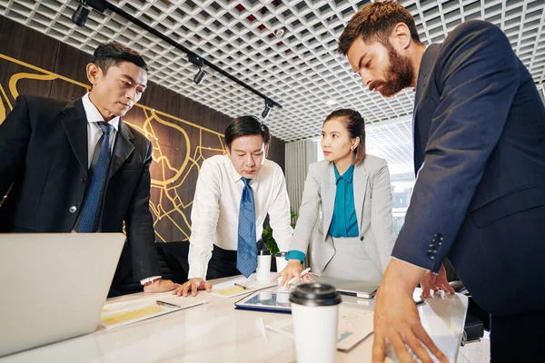 Concerned Serious Business People Gathered Meeting Room Discuss Critical Ways — Stock Photo, Image