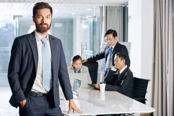 Retrato Joven Hombre Negocios Barbudo Guapo Pie Mesa Sala Reuniones — Foto de Stock