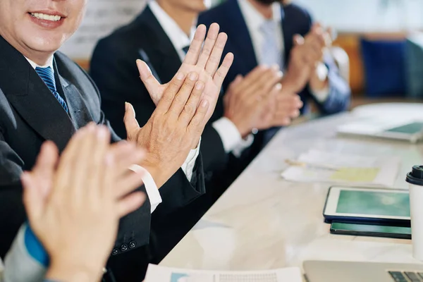 Zbliżenie Wizerunku Ludzi Biznesu Klaskających Seminarium Aby Wesprzeć Mówcę — Zdjęcie stockowe