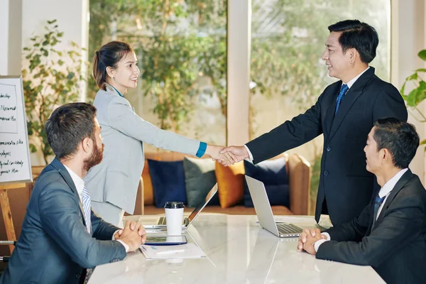 Lächelnde Vietnamesische Geschäftspartner Beim Händeschütteln Nach Einem Produktiven Treffen — Stockfoto